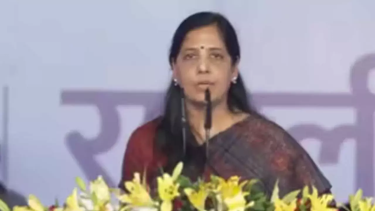 AAP MLAs : సునీతా కేజ్రీవాల్ను కలిసిన ఆప్ ఎమ్మెల్యేలు AAP MLAs : సునీతా కేజ్రీవాల్ను కలిసిన ఆప్ ఎమ్మెల్యేలు