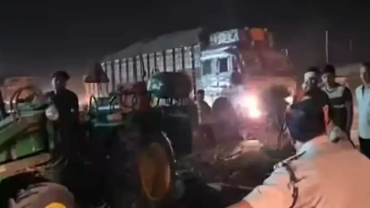 Bus Accident : బస్సు బోల్తా పడి.. 30కి పైగా ప్రయాణికులకు గాయాలు Bus Accident : బస్సు బోల్తా పడి.. 30కి పైగా ప్రయాణికులకు గాయాలు