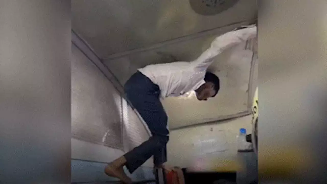 Viral : రైళ్లో ప్రయాణీకుడి స్పైడర్‌మ్యాన్ స్టంట్ వైరల్