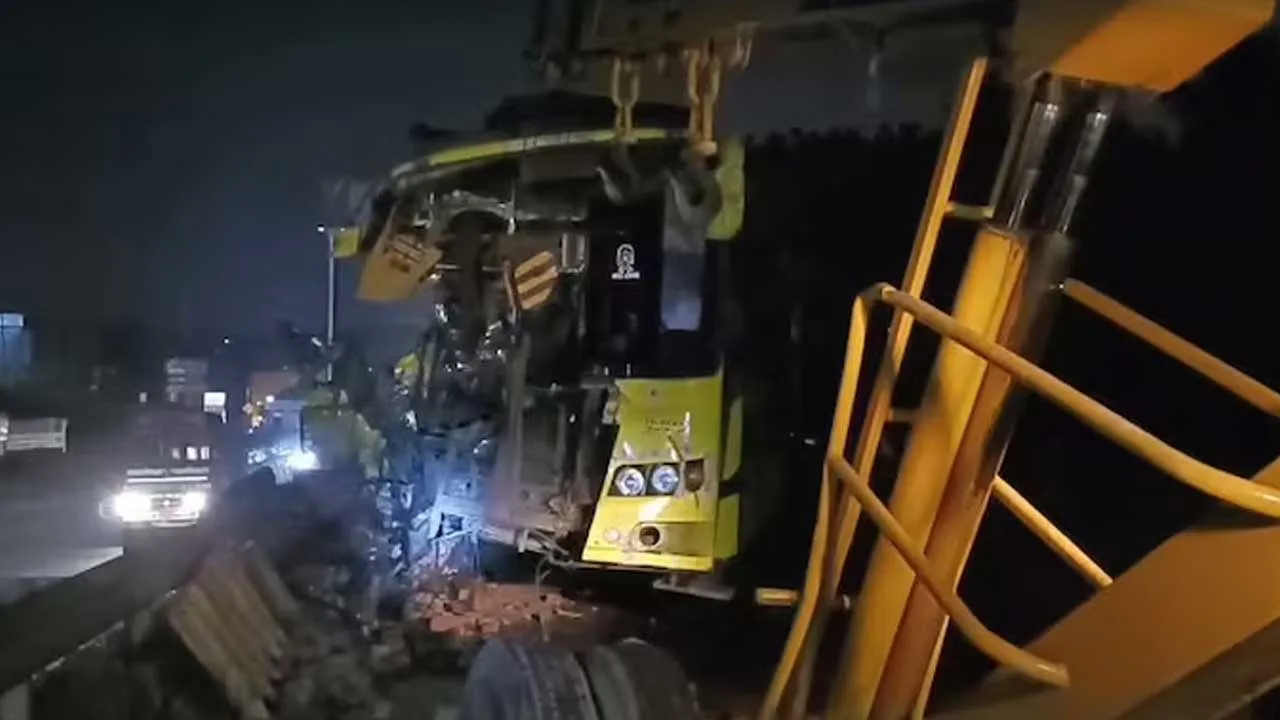 Accident : హైవేపై లారీని ఢీకొన్న బస్సు.. ఇద్దరు మృతి Accident : హైవేపై లారీని ఢీకొన్న బస్సు.. ఇద్దరు మృతి