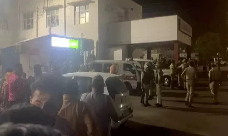 జమ్మూ కాశ్మీర్ ఆసుపత్రిలో కాల్పులు.. పోలీస్ ఆఫీసర్ మృతి జమ్మూ కాశ్మీర్ ఆసుపత్రిలో కాల్పులు.. పోలీస్ ఆఫీసర్ మృతి