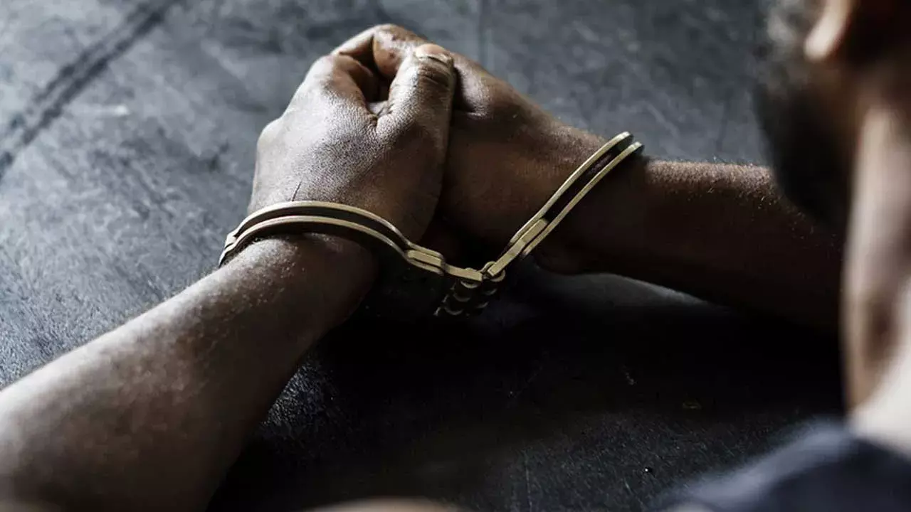 Rail Incident : కదులుతున్న రైలు నుంచి టీటీని నెట్టేసిన వ్యక్తి అరెస్ట్ Rail Incident : కదులుతున్న రైలు నుంచి టీటీని నెట్టేసిన వ్యక్తి అరెస్ట్