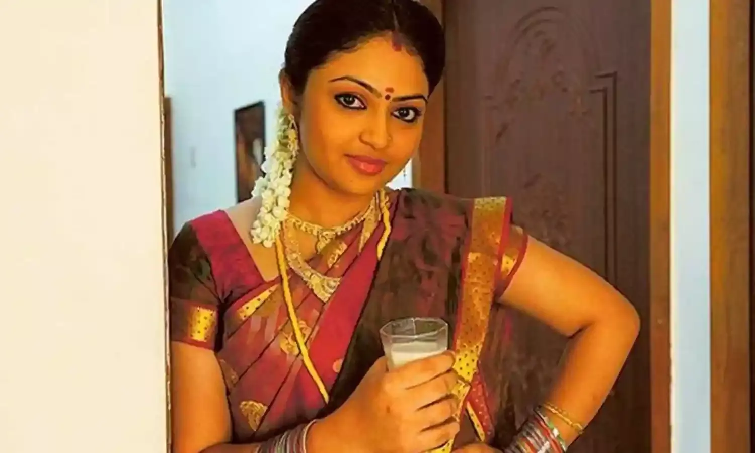 Arundathi Nayar : చావుబతుకుల మధ్య హీరోయిన్.. వెంటిలేటర్ సాయంతో శ్వాస Arundathi Nayar : చావుబతుకుల మధ్య హీరోయిన్.. వెంటిలేటర్ సాయంతో శ్వాస