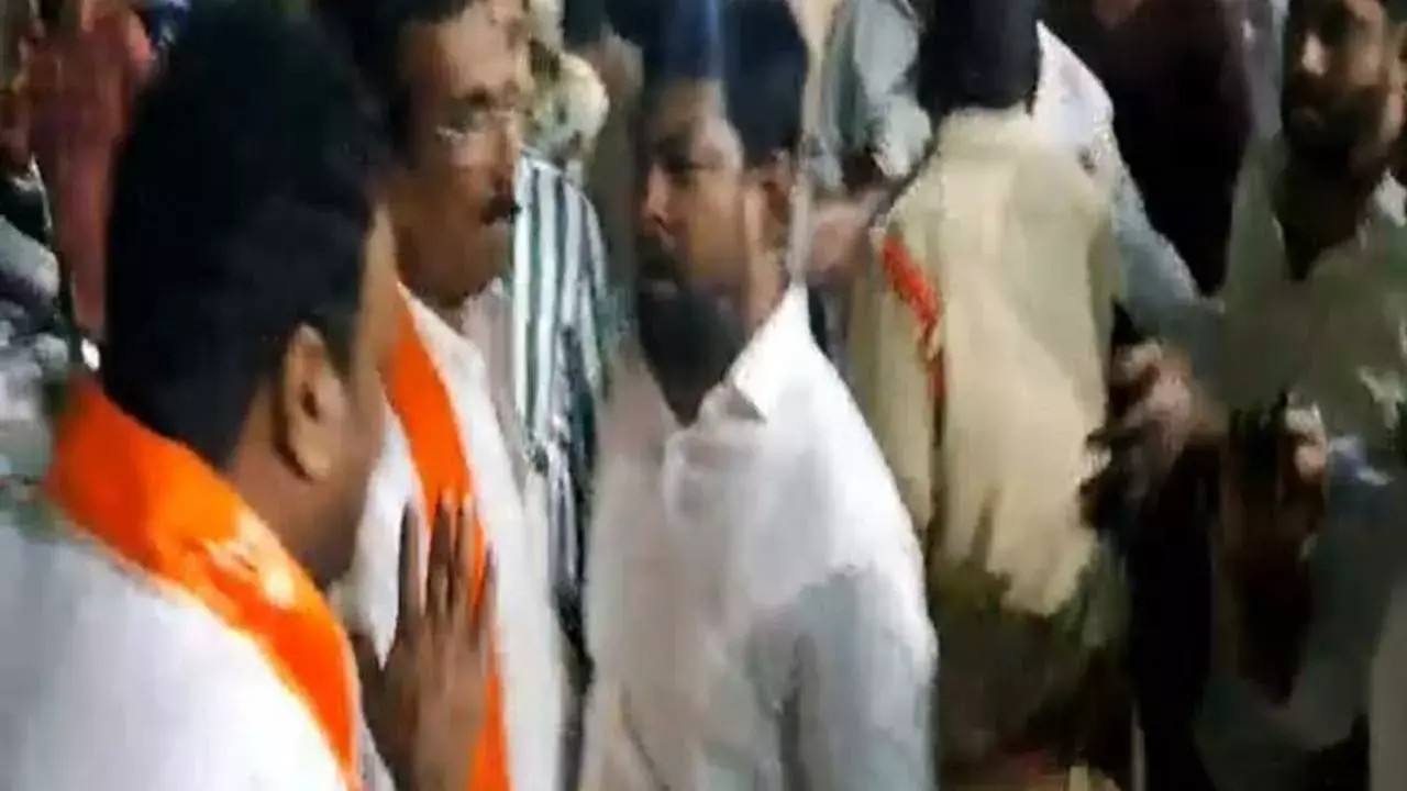 AP : బీజేపీ, జనసేన, వైసీపీ డిష్యూం డిష్యూం AP : బీజేపీ, జనసేన, వైసీపీ డిష్యూం డిష్యూం