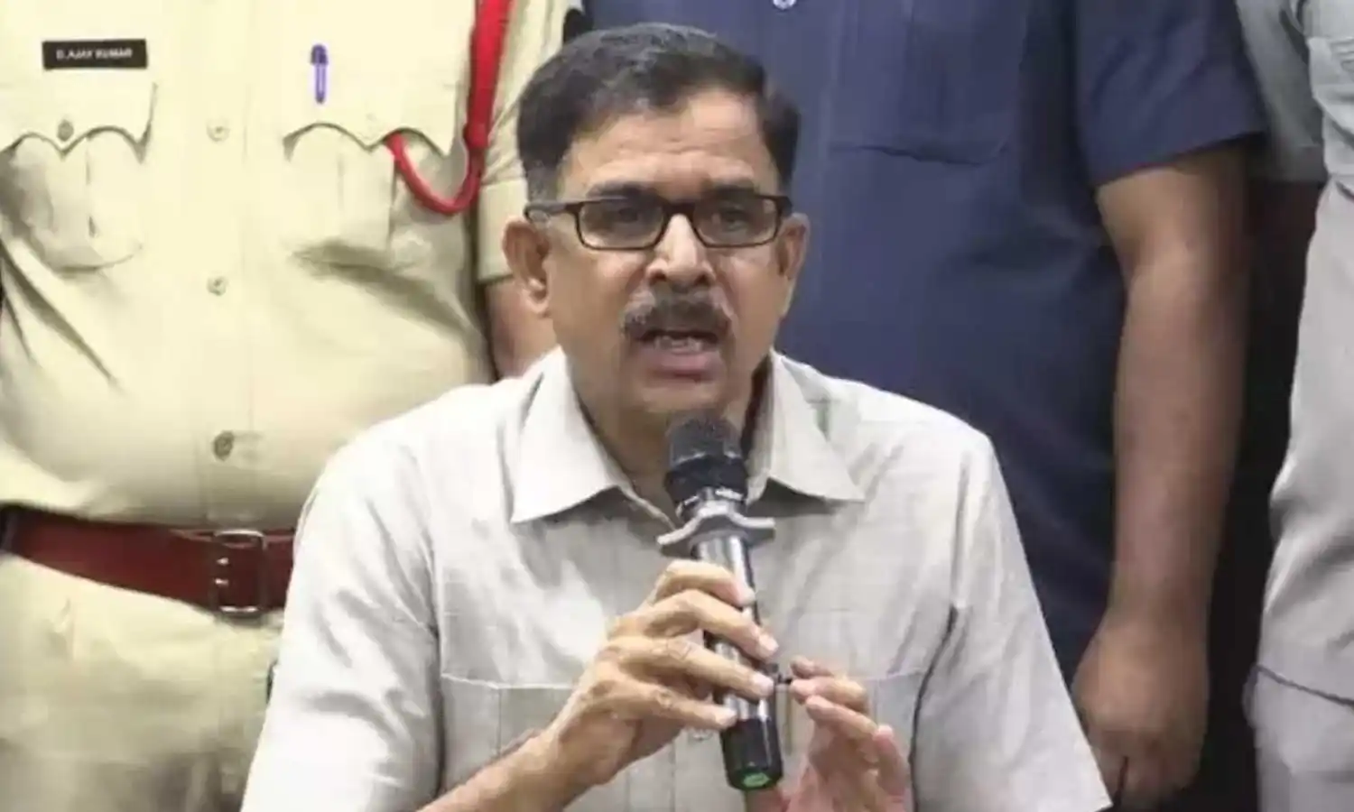 TS : ఇంత పనిచేశాడా..? రాధాకిషన్ రావుపై పోలీసుల కఠినమైన సెక్షన్లు TS : ఇంత పనిచేశాడా..? రాధాకిషన్ రావుపై పోలీసుల కఠినమైన సెక్షన్లు