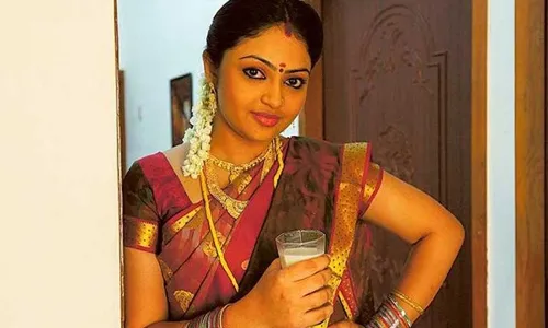 Arundathi Nayar  : చావుబతుకుల మధ్య హీరోయిన్..  వెంటిలేటర్ సాయంతో శ్వాస Arundathi Nayar  : చావుబతుకుల మధ్య హీరోయిన్..  వెంటిలేటర్ సాయంతో శ్వాస