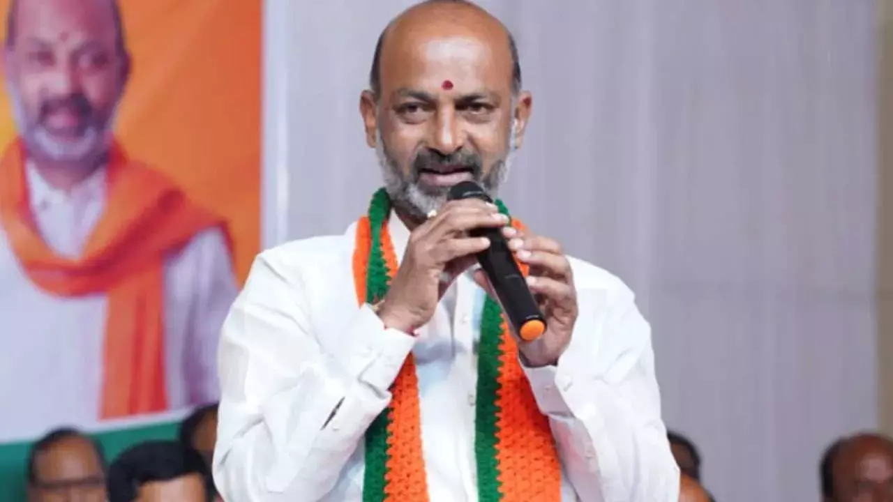 High Court : బండి సంజయ్కు హైకోర్టులో ఊరట High Court : బండి సంజయ్కు హైకోర్టులో ఊరట