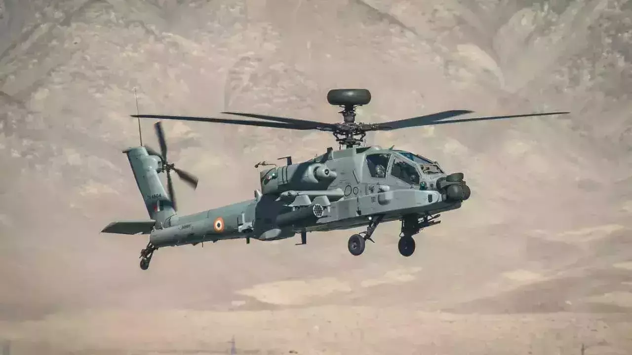 IAF Apache : లడఖ్లో అత్యవసర ల్యాండింగ్.. దెబ్బతిన్న IAF అపాచీ ఛాపర్ IAF Apache : లడఖ్లో అత్యవసర ల్యాండింగ్.. దెబ్బతిన్న IAF అపాచీ ఛాపర్