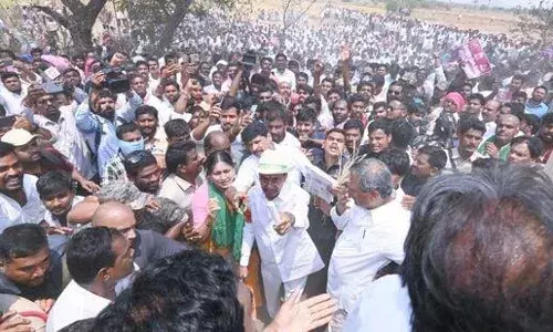 KCR: ముగ్దూంపూర్ లో ఎండిన పంటలను పరిశీలించిన కేసీఆర్ KCR: ముగ్దూంపూర్ లో ఎండిన పంటలను పరిశీలించిన కేసీఆర్