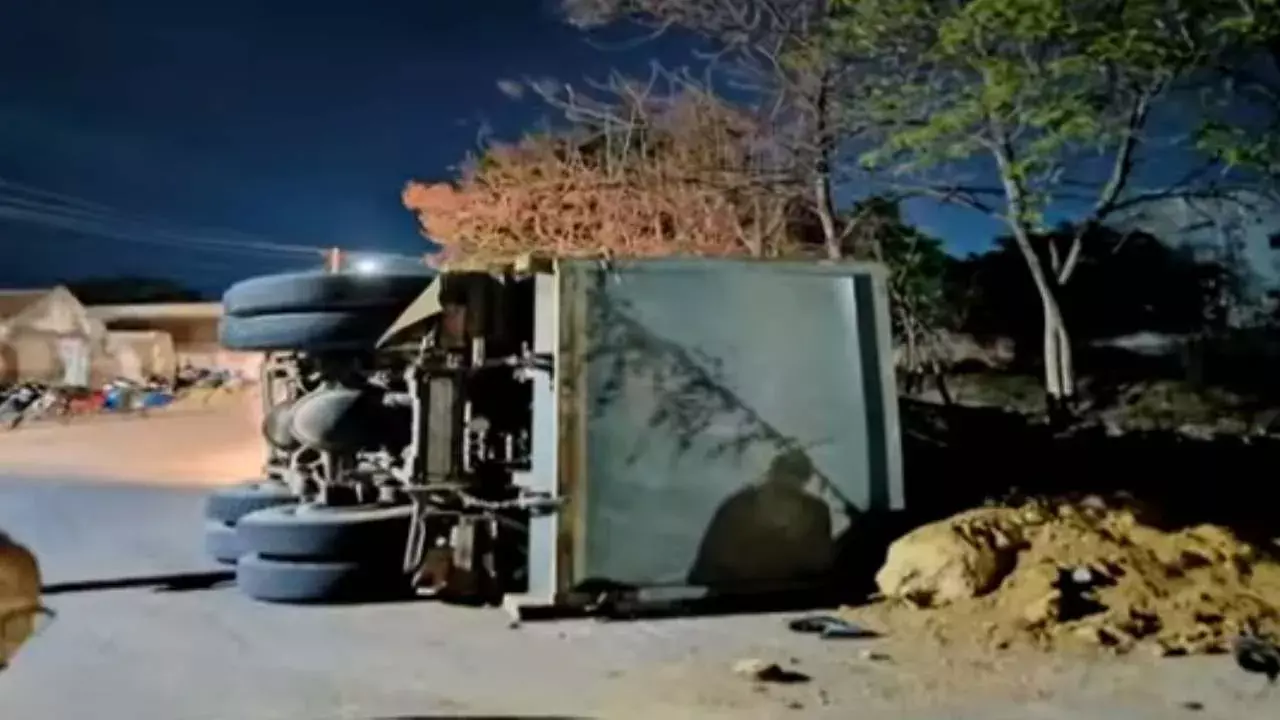 Karimnagar : కరీంనగర్ జిల్లాలో ఘోర ప్రమాదం.. టిప్పర్ బోల్తా.. Karimnagar : కరీంనగర్ జిల్లాలో ఘోర ప్రమాదం.. టిప్పర్ బోల్తా..