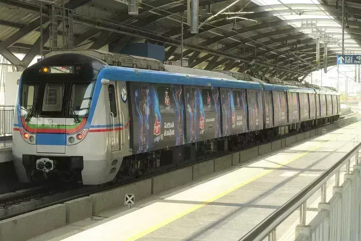 Hyderabad Metro:  ప్రయాణికులకు షాకిచ్చిన హైదరాబాద్ మెట్రో Hyderabad Metro:  ప్రయాణికులకు షాకిచ్చిన హైదరాబాద్ మెట్రో