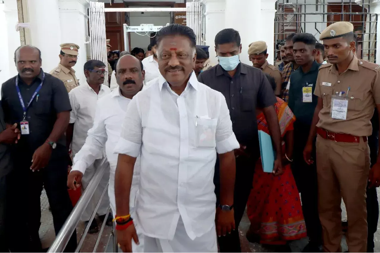 Panneerselvam: పన్నీర్ సెల్వంకు వెరైటీ  చిక్కులు Panneerselvam: పన్నీర్ సెల్వంకు వెరైటీ  చిక్కులు
