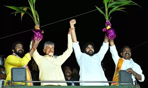 PAWAN: జైలుకు- బెయిల్‌కు మధ్య జగన్‌ జీవితం