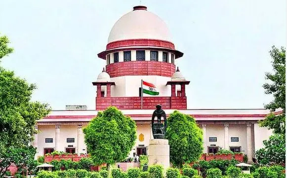 SC: కోర్టులోని కేసులపై సోషల్ మీడియాలో వ్యాఖ్యలా.. SC: కోర్టులోని కేసులపై సోషల్ మీడియాలో వ్యాఖ్యలా..