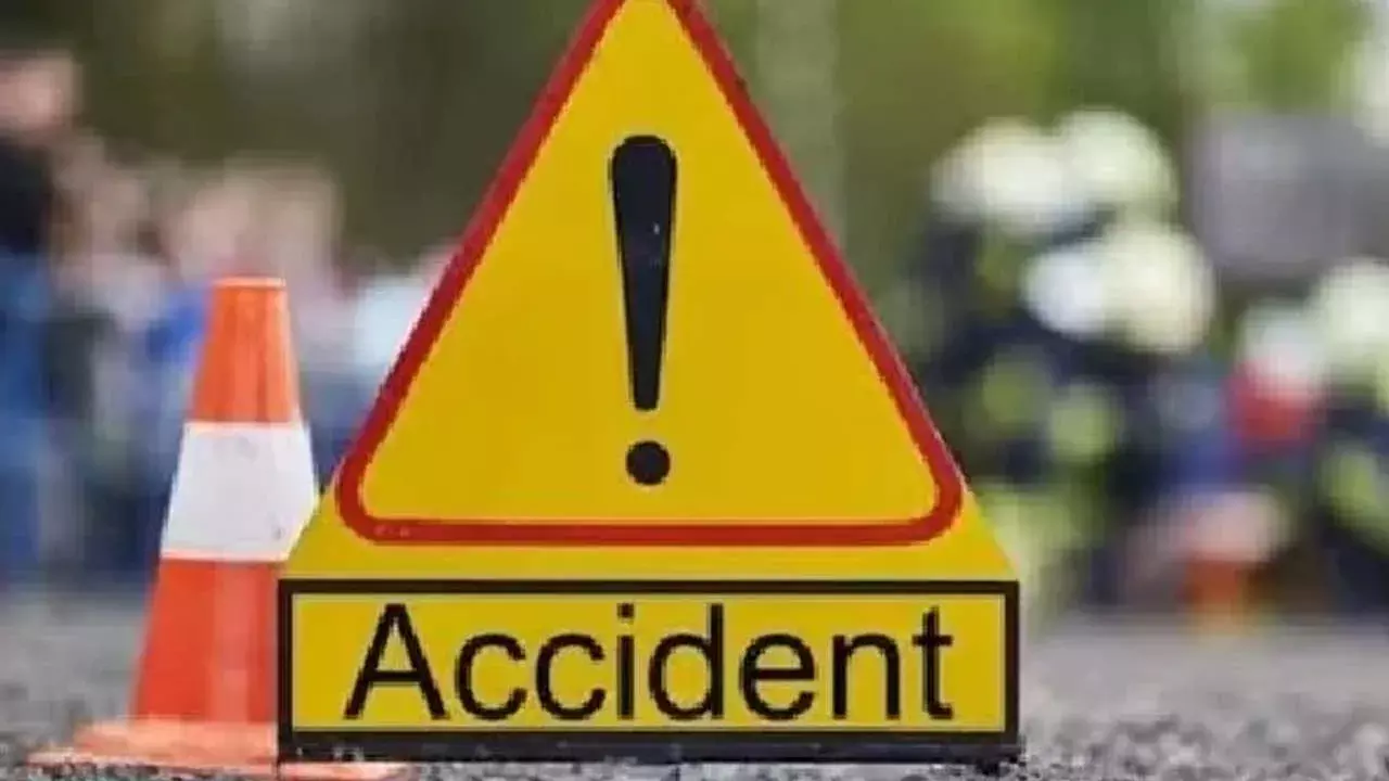 Accidents : రెండు వేర్వేరు రోడ్డు ప్రమాదాల్లో ఐదుగురు మృతి Accidents : రెండు వేర్వేరు రోడ్డు ప్రమాదాల్లో ఐదుగురు మృతి