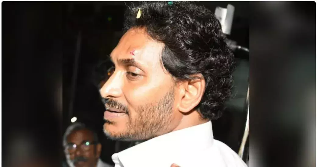 JAGAN: జగన్‌పైకి దూసుకొచ్చిన రాయి..నుదిటిపై గాయం