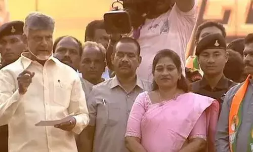 AP: చంద్రబాబు, పవన్పై రాయి దాడి యత్నాలు AP: చంద్రబాబు, పవన్పై రాయి దాడి యత్నాలు