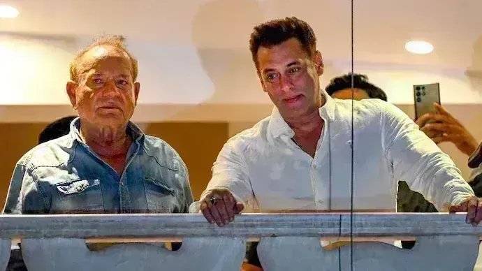 Salim Khan : కాల్పుల తర్వాత ఫస్ట్ టైం ఇంటి బయట కనిపించిన సల్మాన్ తండ్రి Salim Khan : కాల్పుల తర్వాత ఫస్ట్ టైం ఇంటి బయట కనిపించిన సల్మాన్ తండ్రి