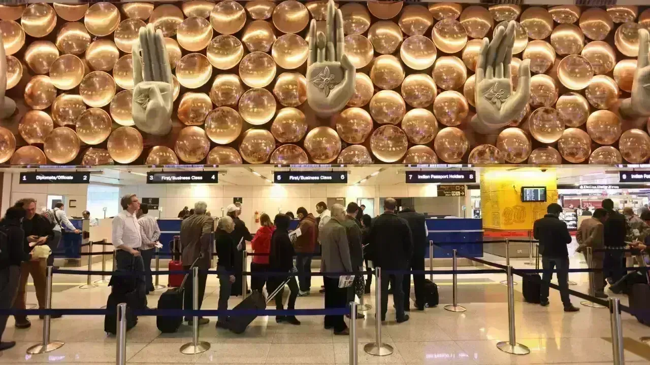 Delhi Airport : ప్రపంచంలోని అత్యంత రద్దీ విమానాశ్రయాలలో 10వ స్థానంలో ఢిల్లీ Delhi Airport : ప్రపంచంలోని అత్యంత రద్దీ విమానాశ్రయాలలో 10వ స్థానంలో ఢిల్లీ