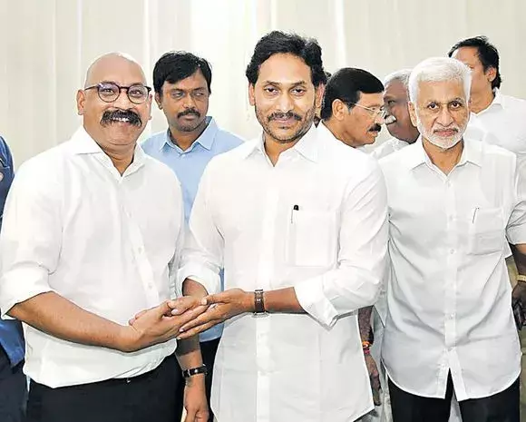 AP: జగన్ పక్కన సీబీఐ వెతుకుతున్న నిందితుడు AP: జగన్ పక్కన సీబీఐ వెతుకుతున్న నిందితుడు
