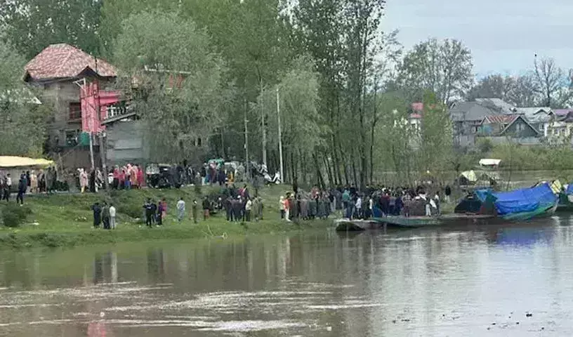 Srinagar : జీలం నదిలో పడవ బోల్తా.. నలుగురు మృతి