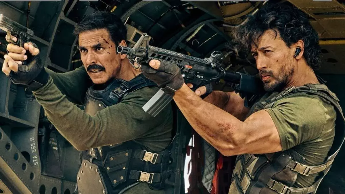 Bade Miyan Chote Miyan Box Office: రూ.50 కోట్ల మార్కును దాటేందుకు నానా పాట్లు Bade Miyan Chote Miyan Box Office: రూ.50 కోట్ల మార్కును దాటేందుకు నానా పాట్లు