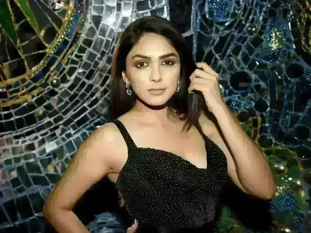 Mrunal Thakur : ఒక్కో సినిమాకు భారీగా ఫీజు పెంచేసిన సీతారామం బ్యూటీ Mrunal Thakur : ఒక్కో సినిమాకు భారీగా ఫీజు పెంచేసిన సీతారామం బ్యూటీ