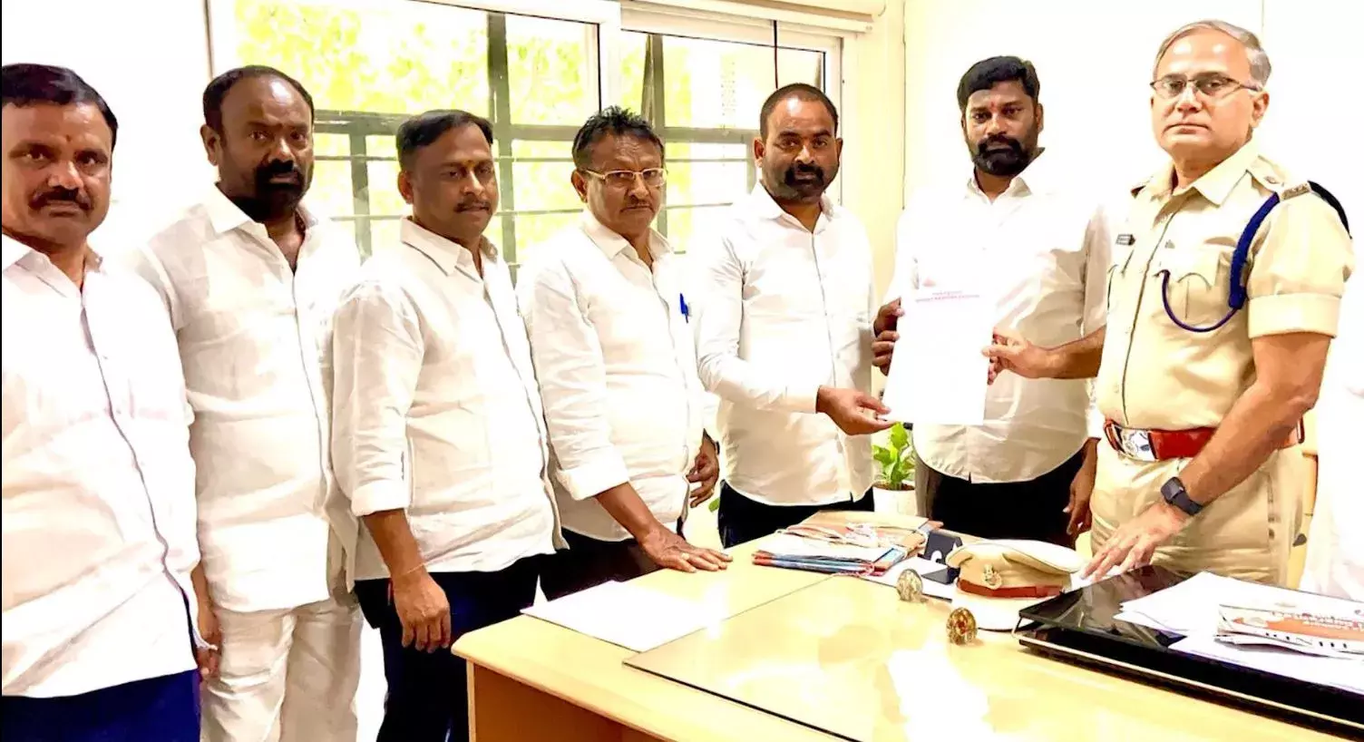 BRS: బీఆర్‌ఎస్‌ నేతలపై దాడులను పట్టించుకోని పోలీసులు