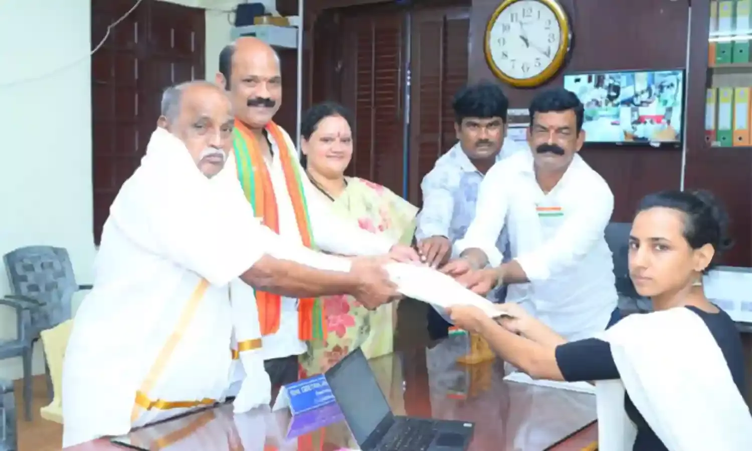 Lok Sabha Polls: ఏపీలో తొలి రోజు  జోరుగా  నామినేషన్లు