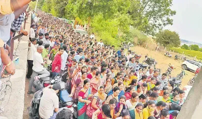 Chilukuru Temple: గరుడ ప్రసాదం కోసం చిలుకూరుకు పోటెత్తిన జనం