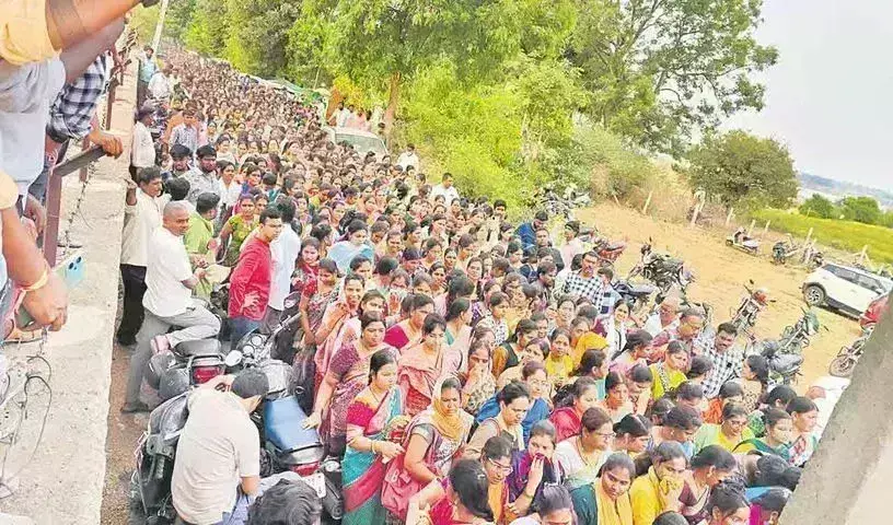 Chilukuru Temple: గరుడ ప్రసాదం కోసం చిలుకూరుకు పోటెత్తిన జనం Chilukuru Temple: గరుడ ప్రసాదం కోసం చిలుకూరుకు పోటెత్తిన జనం