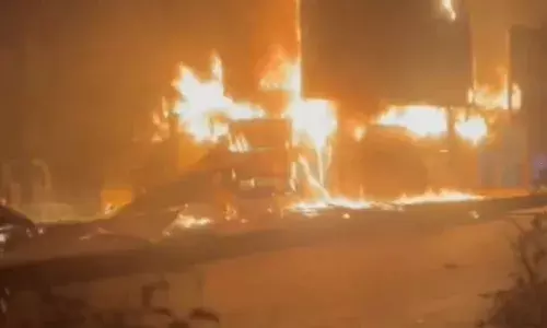 పశ్చిమ బెంగాల్లోని హల్దియా సూపర్మార్కెట్లో భారీ అగ్నిప్రమాదం.. 10 దుకాణాలు దగ్ధం పశ్చిమ బెంగాల్లోని హల్దియా సూపర్మార్కెట్లో భారీ అగ్నిప్రమాదం.. 10 దుకాణాలు దగ్ధం