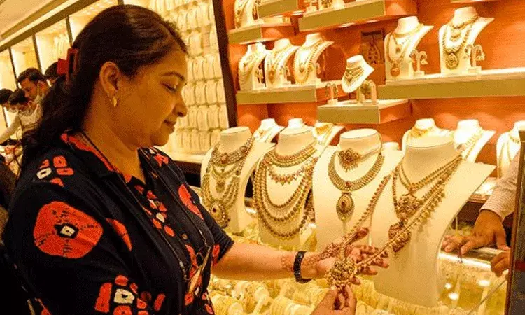 తగ్గుతున్న బంగారం ధర.. ఈ రోజు 22 క్యారట్ల గోల్డ్ రేట్ తగ్గుతున్న బంగారం ధర.. ఈ రోజు 22 క్యారట్ల గోల్డ్ రేట్