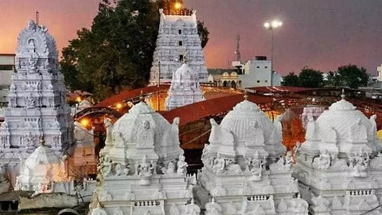 Vemulavada Temple : వేములవాడ రాజన్నకు రికార్డు స్థాయి ఆదాయం Vemulavada Temple : వేములవాడ రాజన్నకు రికార్డు స్థాయి ఆదాయం