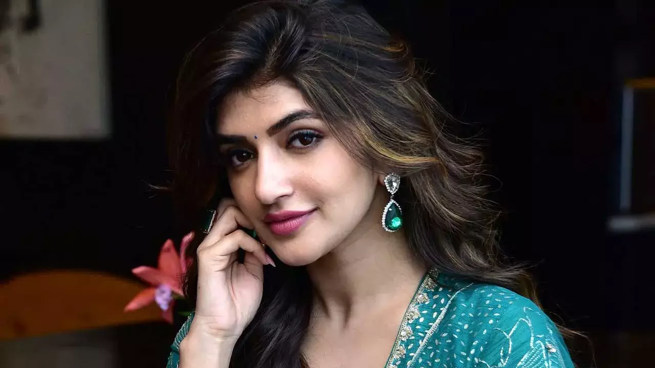 Sree Leela : తండ్రి ఏజ్ హీరోతో తెగించిన శ్రీలీల Sree Leela : తండ్రి ఏజ్ హీరోతో తెగించిన శ్రీలీల