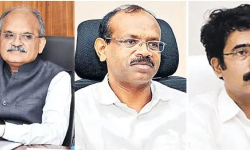 AP: వృద్ధుల ఉసురు పోసుకుంటారా..? AP: వృద్ధుల ఉసురు పోసుకుంటారా..?