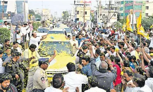AP: ఏ వీధిలో చూసిన కూటమి జెండాలు.. సూపర్ సిక్స్ నినాదాలు AP: ఏ వీధిలో చూసిన కూటమి జెండాలు.. సూపర్ సిక్స్ నినాదాలు
