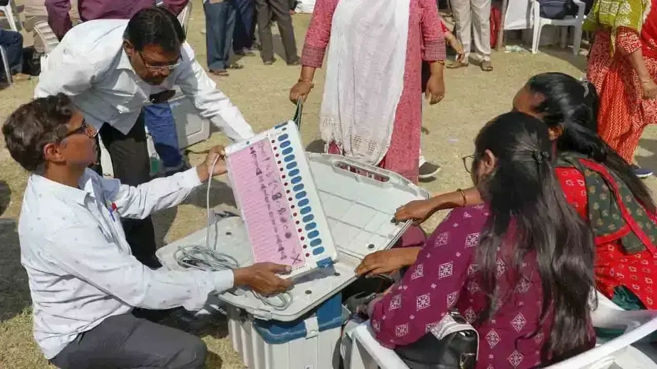 Lok Sabha Elections: రెండో విడత పోలింగ్కు జోరుగా ఏర్పాట్లు Lok Sabha Elections: రెండో విడత పోలింగ్కు జోరుగా ఏర్పాట్లు