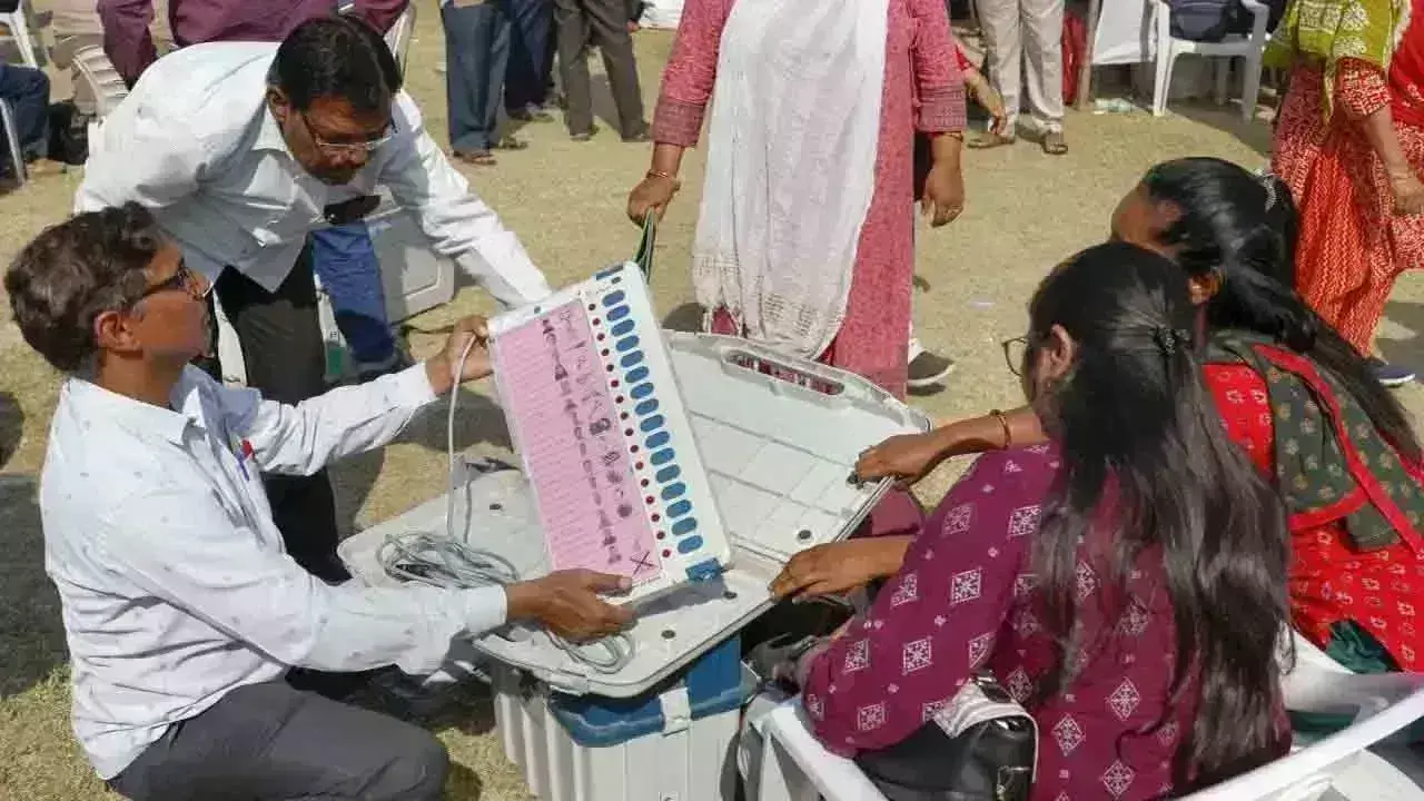 Lok Sabha Elections: రెండో విడత పోలింగ్కు జోరుగా ఏర్పాట్లు Lok Sabha Elections: రెండో విడత పోలింగ్కు జోరుగా ఏర్పాట్లు