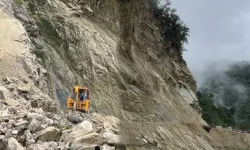 కొండచరియలు విరిగిపడి కొట్టుకుపోయిన చైనా సరిహద్దు.. కొండచరియలు విరిగిపడి కొట్టుకుపోయిన చైనా సరిహద్దు..