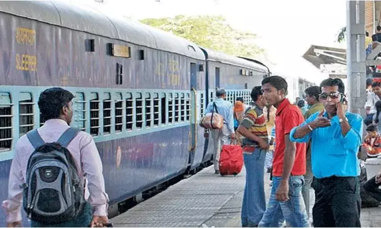UTS ఆన్ మొబైల్ యాప్‌తో టికెటింగ్‌ను మారుస్తున్న రైల్వే శాఖ