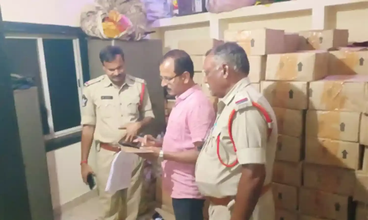 Pithapuram: పిఠాపురంలో రూ.80లక్షల విలువైన మద్యం ..