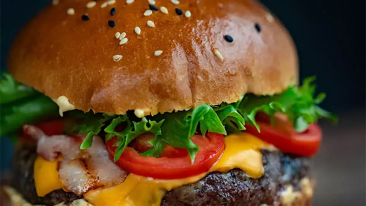 Burger : గర్లఫ్రెండ్ బర్గర్ తిన్నాడు..బాయ్ ఫ్రెండ్ చేతిలో చచ్చాడు!