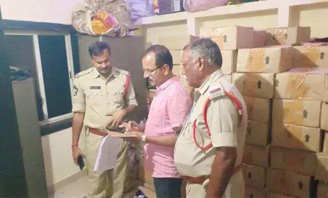 Pithapuram: పిఠాపురంలో రూ.80లక్షల విలువైన మద్యం .. Pithapuram: పిఠాపురంలో రూ.80లక్షల విలువైన మద్యం ..
