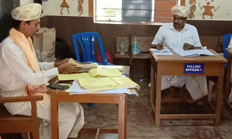 వివాహ వేదిక మాదిరిగా పోలింగ్ బూత్.. వివాహ వేదిక మాదిరిగా పోలింగ్ బూత్..