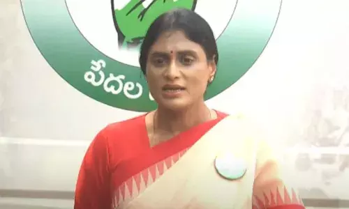 YS Sharmila పొన్నవోలుకు హడావుడిగా మేలు చేయటంలో ఆంతర్యం ఏంటి - షర్మిల YS Sharmila పొన్నవోలుకు హడావుడిగా మేలు చేయటంలో ఆంతర్యం ఏంటి - షర్మిల