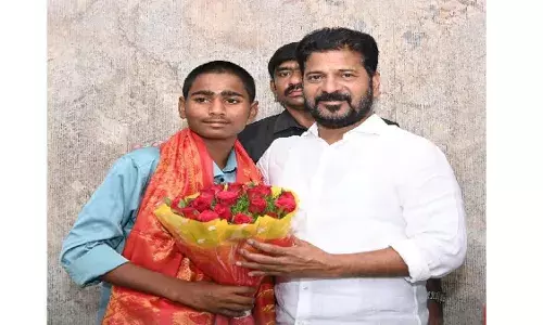 CM REVANTH: సాహసబాలుడు సాయిచరణ్కు సీఎం రేవంత్రెడ్డి సన్మానం CM REVANTH: సాహసబాలుడు సాయిచరణ్కు సీఎం రేవంత్రెడ్డి సన్మానం