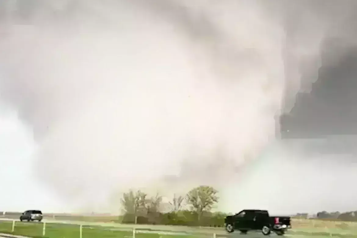 USA Tornados: టోర్నడోలతో అమెరికాలో అల్లకల్లోలం USA Tornados: టోర్నడోలతో అమెరికాలో అల్లకల్లోలం