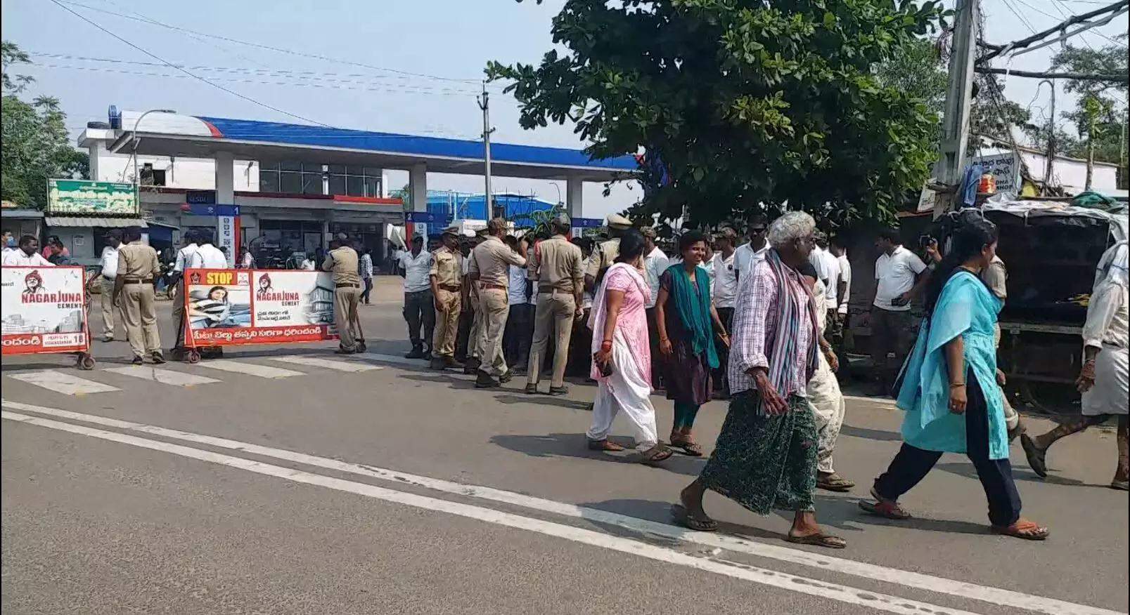 AP: జగన్ సభలతో ప్రజల ముప్పుతిప్పలు AP: జగన్ సభలతో ప్రజల ముప్పుతిప్పలు