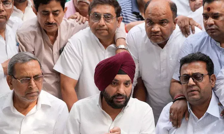 ఆప్ తో పొత్తు అవమానకరం.. పార్టీని వీడిన ఇద్దరు కాంగ్రెస్ మాజీ ఎమ్మెల్యేలు..